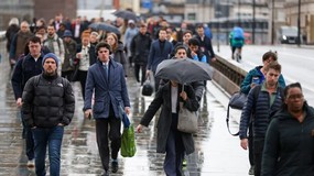 UK economy rebounds in November image